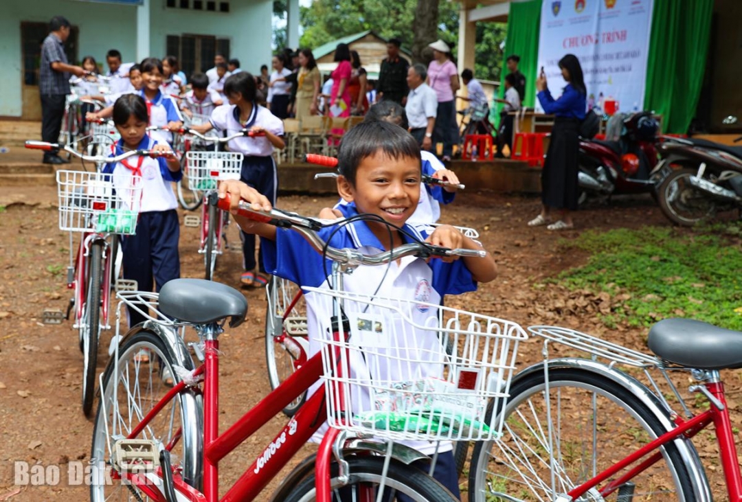 Niềm vui của các em học sinh khi được nhận xe đạp từ chương trình.