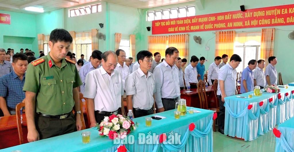 Các đại biểu tham dự lễ phát động tưởng niệm người dân tử nạn và cán bộ chiến sĩ hy sinh do ảnh hưởng của cơn bảo số 3.