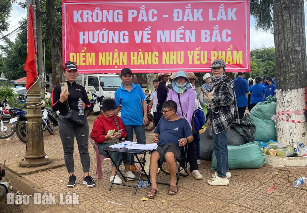 Đồng thời, thông tin kêu gọi ủng hộ đồng bào phía Bắc cũng được người dân huyện Krông Pắc đăng tải và chia sẻ rộng rãi trên mạng xã hội. Ảnh: Lê Tin