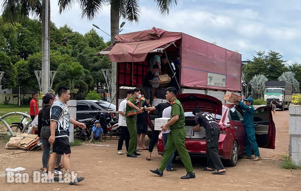 Các lực lượng đoàn viên, thanh niên, dân quân tự vệ hỗ trợ công tác tiếp nhận lương thực, nhu yếu phẩm cho bà con miền Bắc. Ảnh: Lê Tin