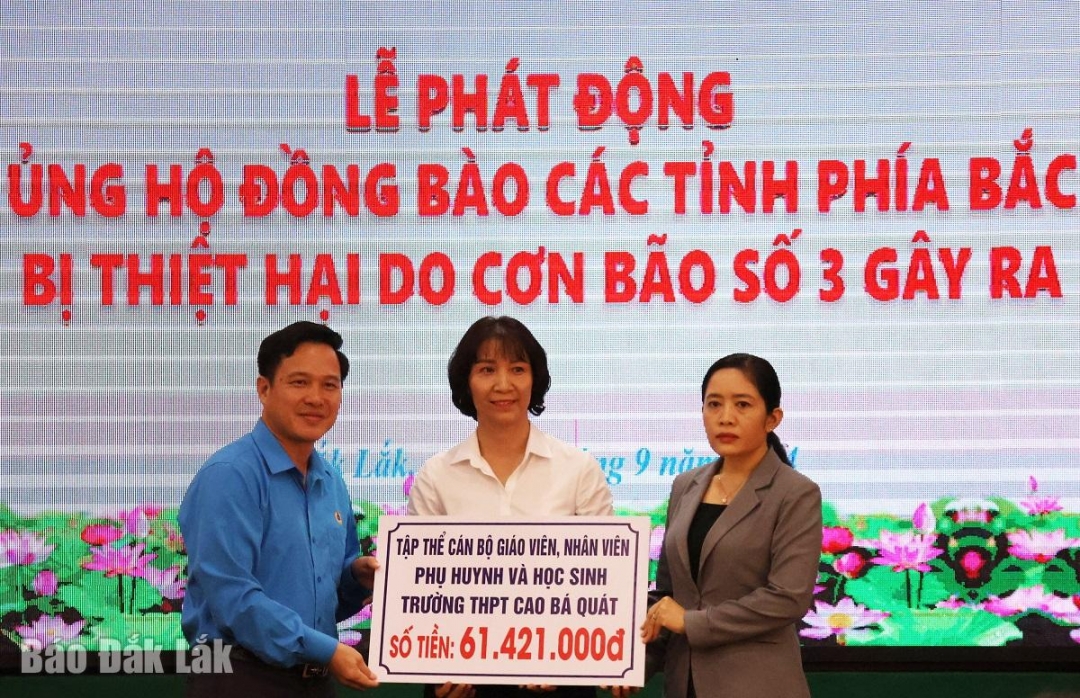 Tập thể cán bộ, giáo viên, nhân viên, học sinh và phụ huynh Trường THPT Cao Bá Quát 