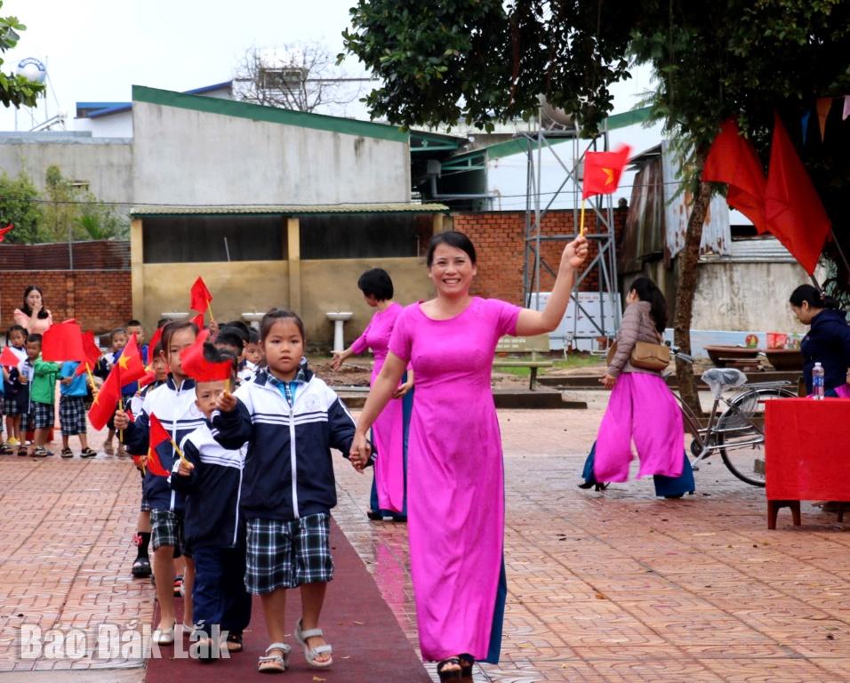 Trường Tiểu học Quang Trung chào đón học sinh mới trong ngày khai giảng