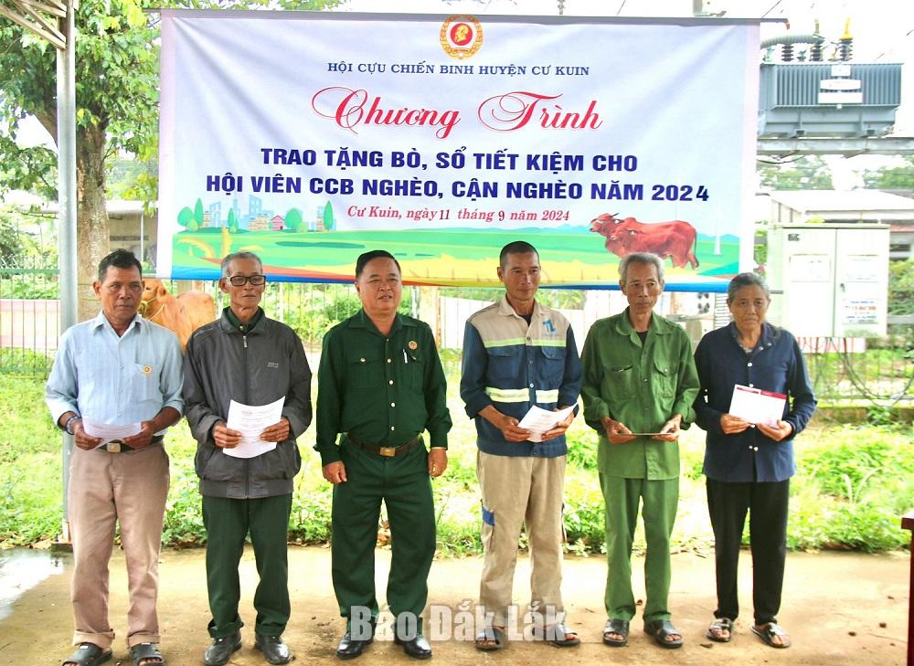 Hội Cựu chiến binh huyện Cư Kuin tặng sổ tiết kiệm và bò sinh sản cho hội viên cựu chiến binh.