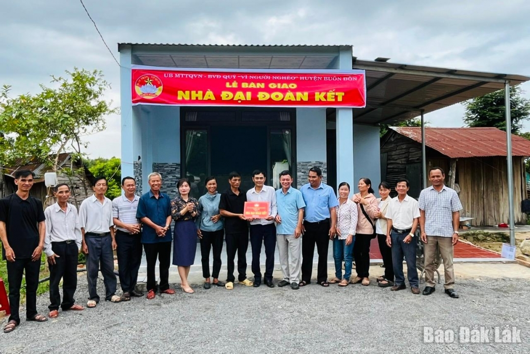 Lễ bàn giao nhà Đại đoàn kết tặng ông 