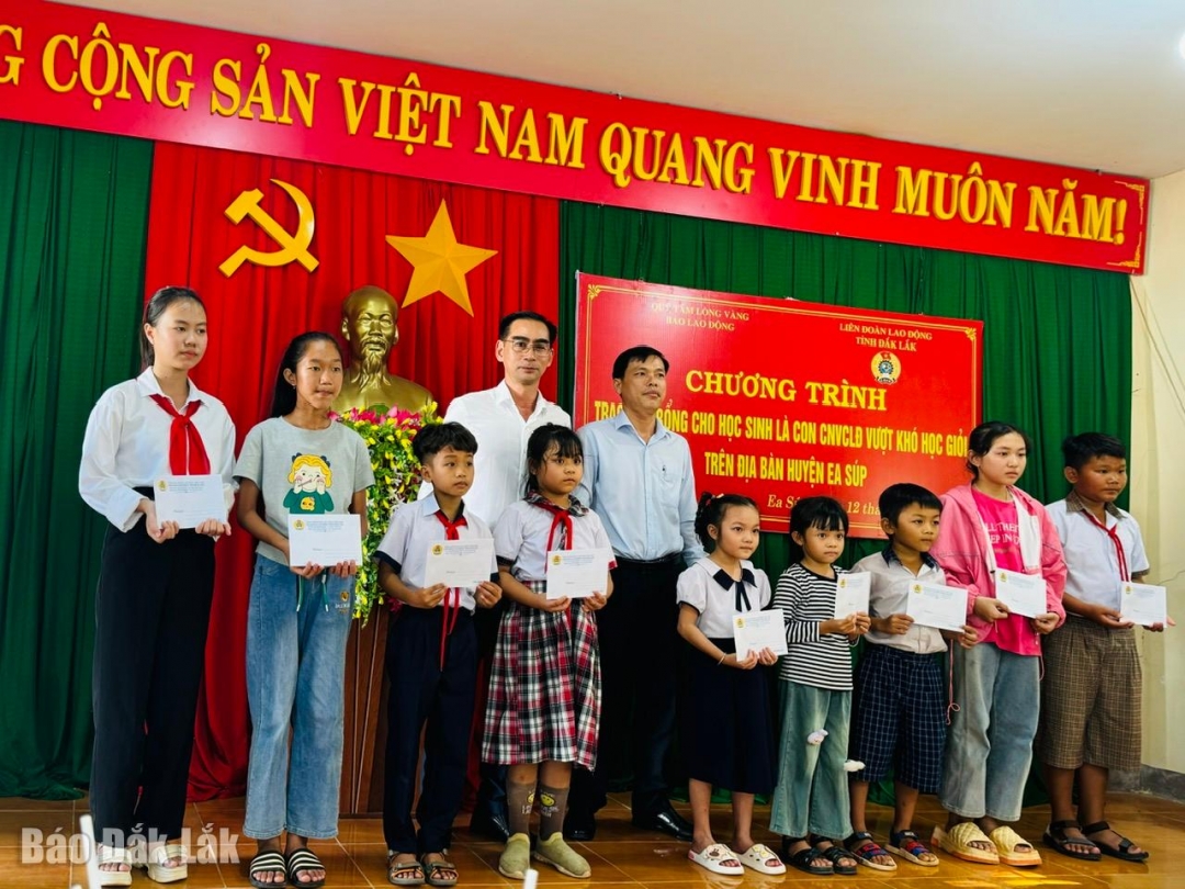 
Ông Huỳnh Văn Hoàng, Phó Giám đốc Vietcombank Đắk Lắk (thứ tư từ trái sang) trao học bổng tặng học sinh huyện Ea Súp.
