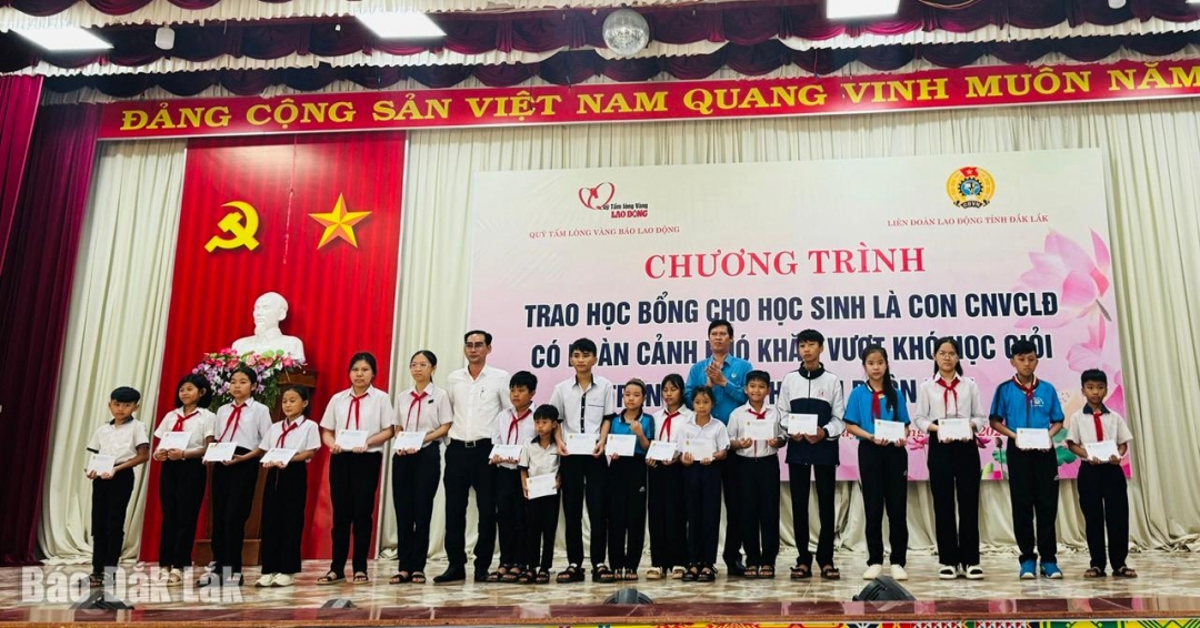 Lãnh đạo LĐLĐ tỉnh Đắk Lắk cùng đại diện Quỹ XHTT Tấm lòng Vàng Lao Động và đại diện Vietcombank Đắk Lắk trao học bổng cho học sinh.
Ảnh: Anh Chi
