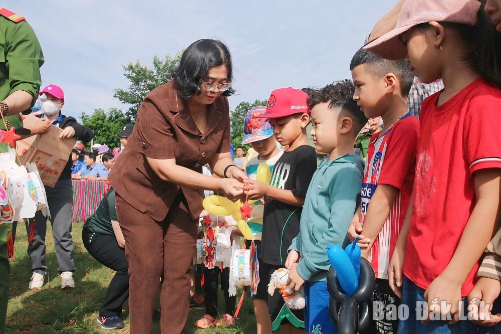 Trường Ban Dan vận Tỉnh ủy tặng quà cho các em thiếu nhi.