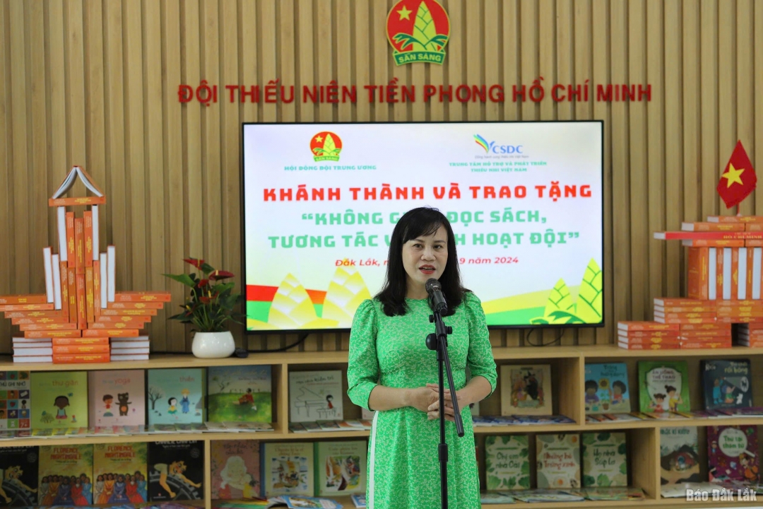 Hiệu trưởng trường Tiểu học Võ Thị Sáu Nguyễn Thị Tuyết phát biểu tại buổi lễ.