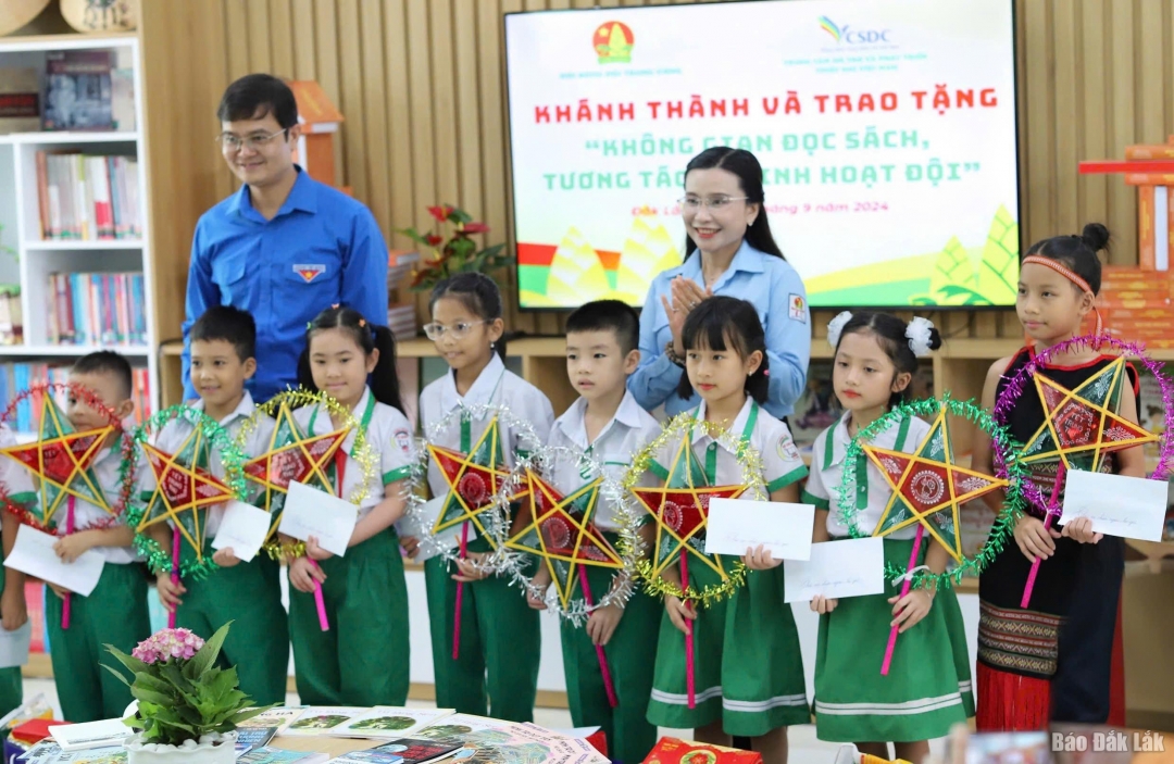 Ban tổ chức trao quà cho các em học sinh có hoàn cảnh khó khăn.