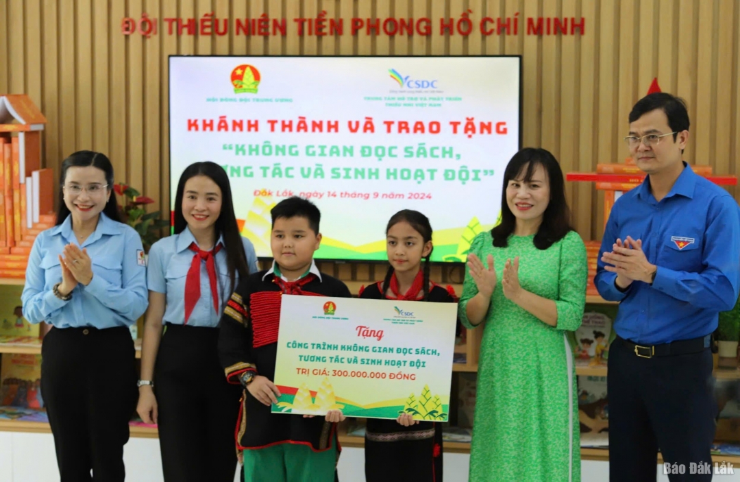 Ban tổ chức trao bảng tượng trưng công trình cho trường