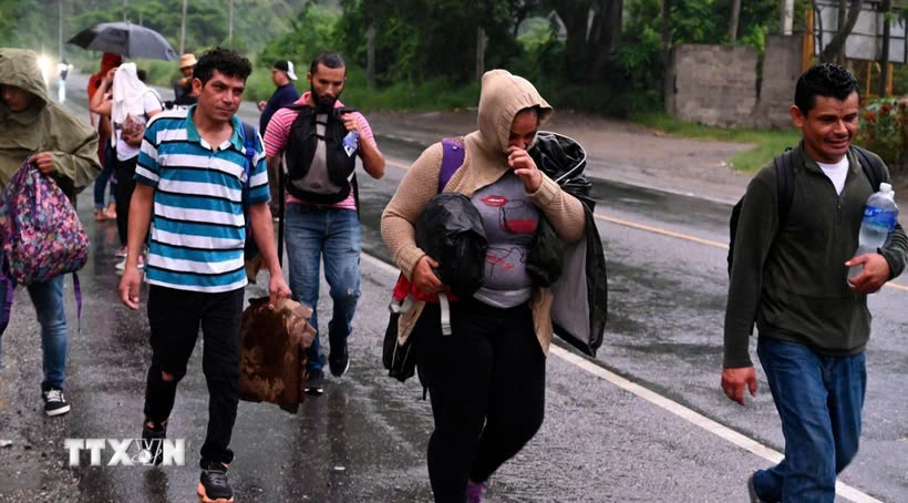 Người di cư di chuyển tới El Florido (Honduras), giáp giới với Guatemala, trong hành trình tới Mỹ ngày 20/10/2022. Ảnh: AFP/TTXVN