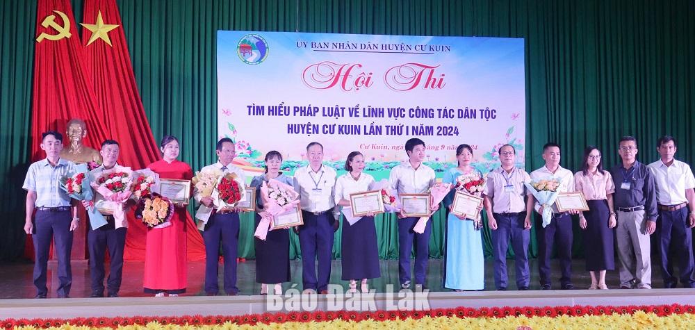 Ban tổ chức trao giải cho các đội thi đoạt giải.