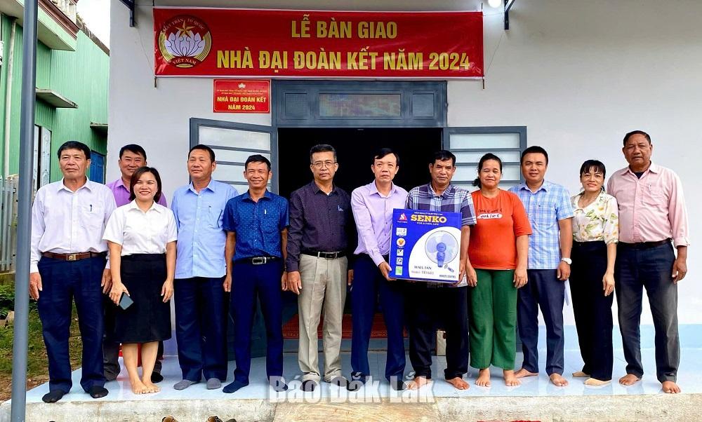 Lãnh đạo xã Ea Ktur bàn giao nhà cho gia đình 