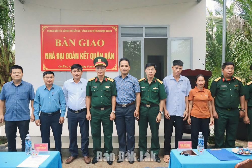 Đại diện các đơn vị bàn giao nhà cho gia đình ông Thanh