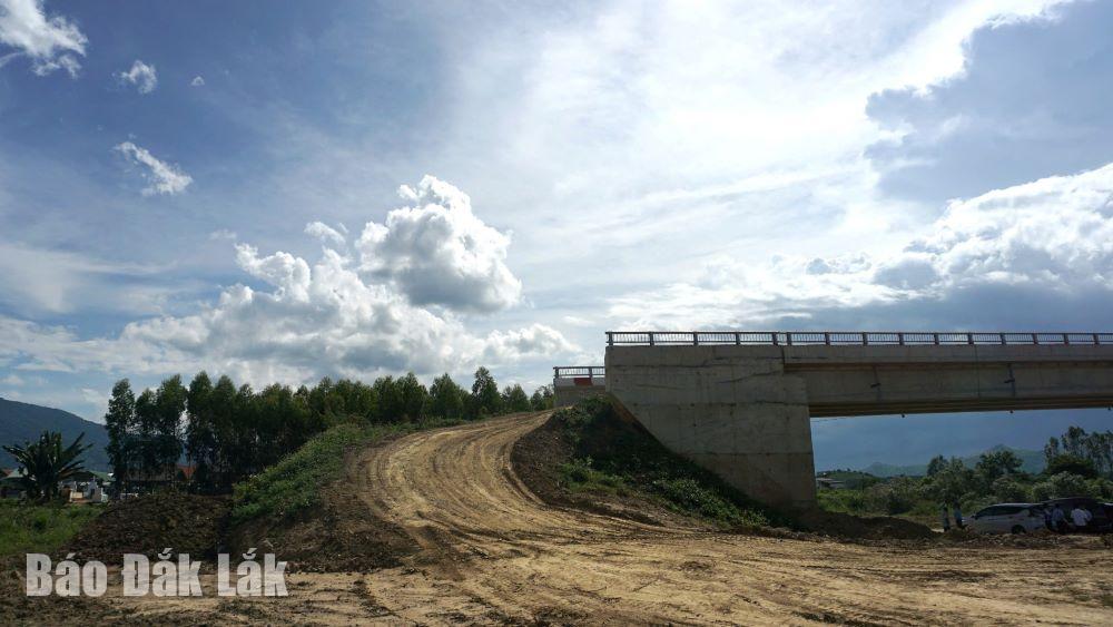 Cầu Krông Bông nối xã Vụ Bổn (huyện Krông Pắc) và xã Hòa Phong (huyện Krông Bông) đã thành hình từ hơn nửa năm trước nhưng người dân chưa thể qua lại vì vướng giải phóng mặt bằng. Ảnh: Lê Lan