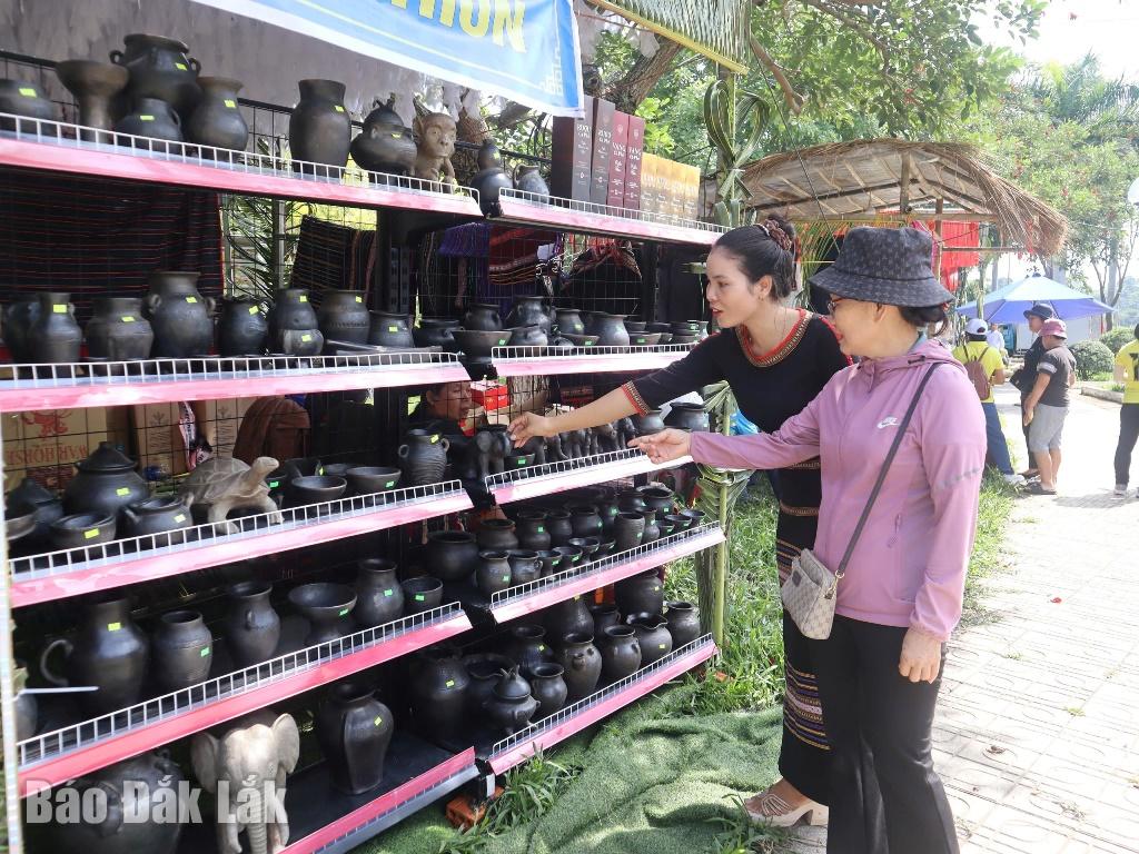 Sản phẩm gốm Yang Tao được trưng bày và bán trong một sự kiện diễn ra trên địa bàn huyện Lắk