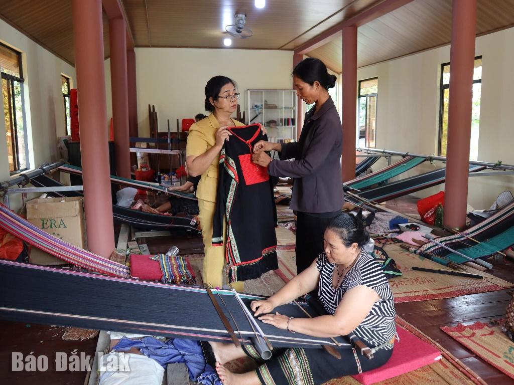 Bà H’Kim Hoa Byă (ngoài cùng bên trái) trao đổi việc bảo tồn nghề dệt truyền thống với chị em buôn Lê