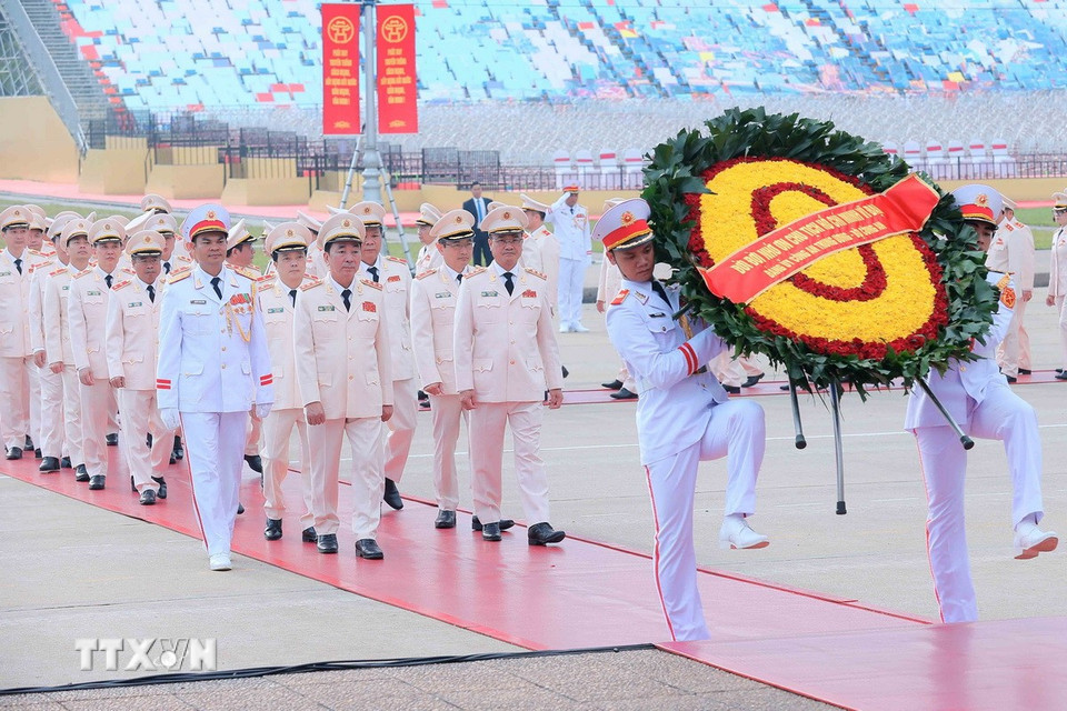 Đoàn đại biểu Đảng ủy Công an Trung ương - Bộ Công an đến đặt vòng hoa và vào Lăng viếng Chủ tịch Hồ Chí Minh. Ảnh: TTXVN