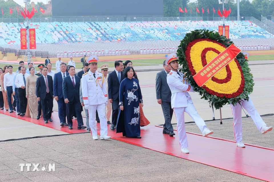 Đoàn đại biểu Thành ủy, HĐND, UBND, Ủy ban MTTQ Việt Nam thành phố Hà Nội đến đặt vòng hoa và vào Lăng viếng Chủ tịch Hồ Chí Minh. Ảnh: TTXVN