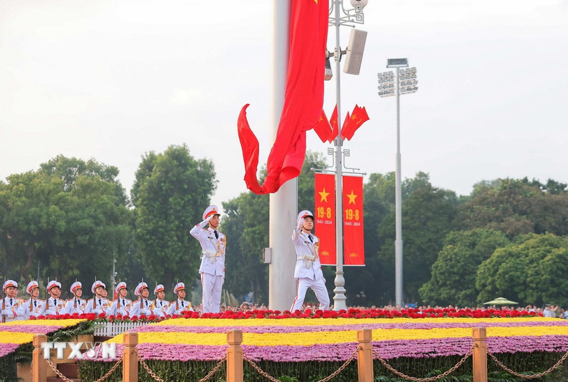 Quốc kỳ được kéo lên trên Quảng trường Ba Đình. Ảnh: TTXVN