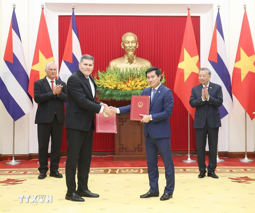 Tổng Bí thư Tô Lâm và Bí thư thứ Nhất, Chủ tịch nước Cuba Miguel Díaz-Canel Bermúdez chứng kiến Lễ trao Biên bản thoả thuận Kỳ họp thứ 42 Uỷ ban Liên Chính phủ về hợp tác kinh tế và khoa học kỹ thuật Việt Nam-Cuba. Ảnh: TTXVN