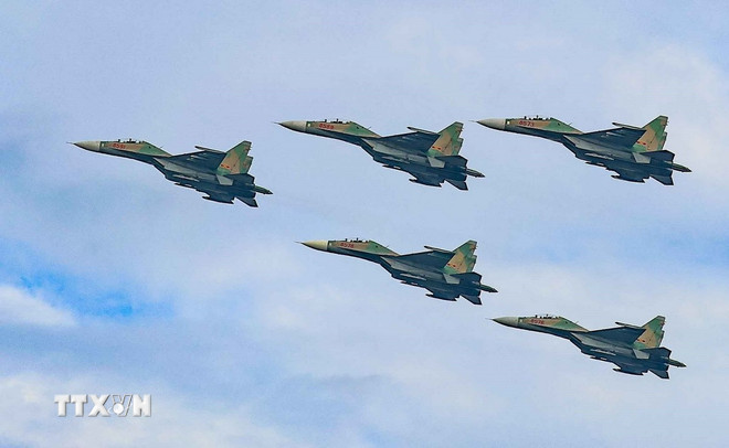 Màn trình diễn của máy bay tiêm kích Su-30MK2 trên bầu trời Hà Nội. Ảnh: TTXVN