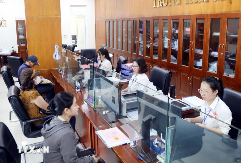 Trung tâm một cửa liên thông của thành phố Đồng Hới (Quảng Bình) giải quyết thủ tục hành chính cho người dân. Ảnh: TTXVN