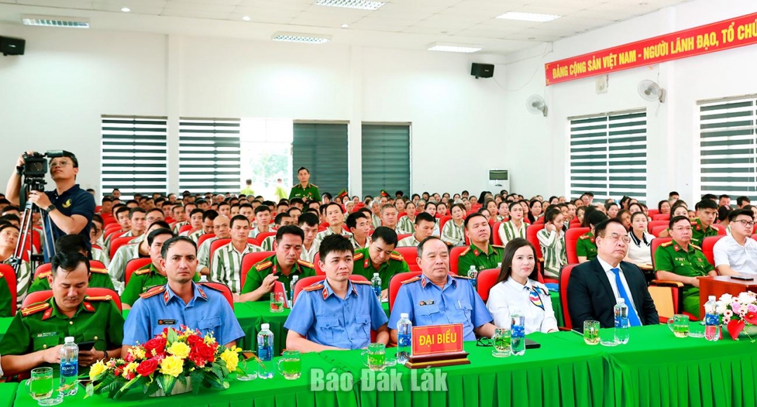Đại biểu tham dự buổi lễ.