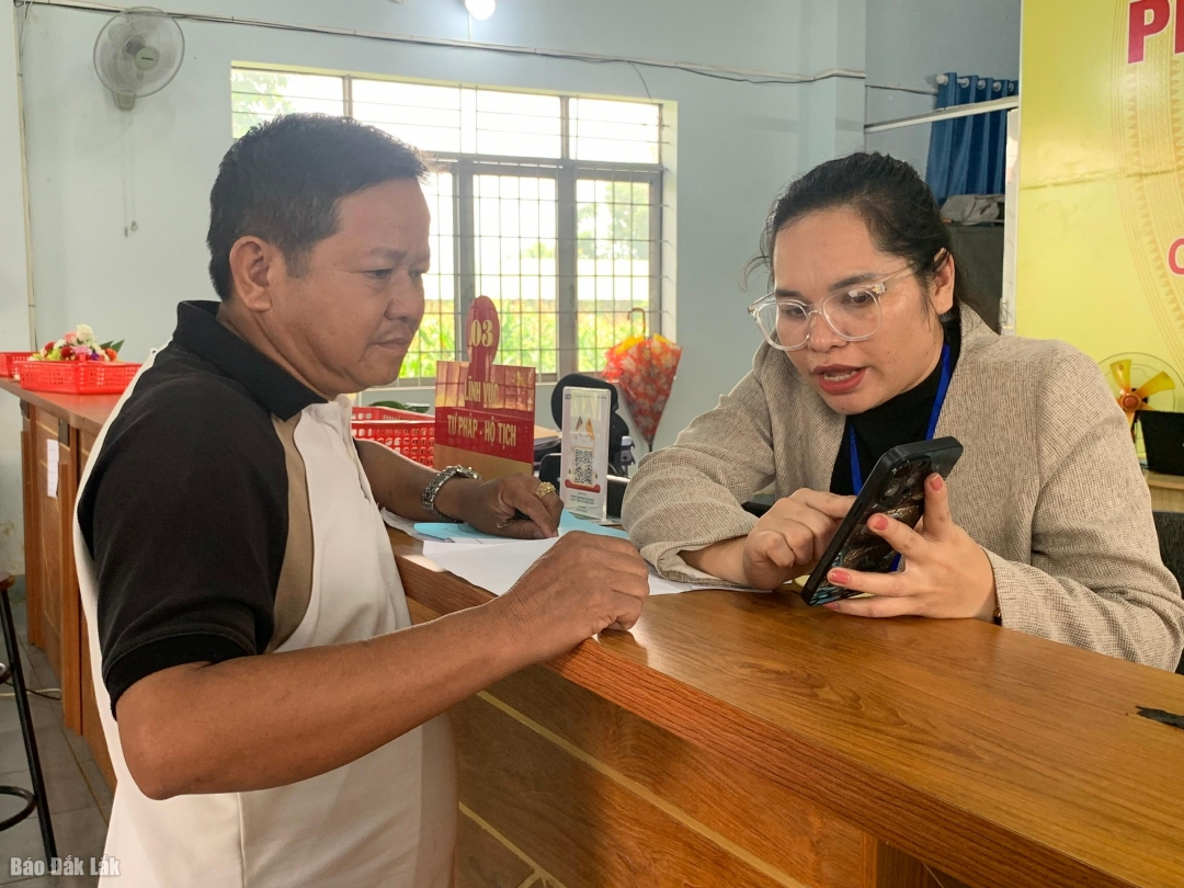 Người dân xã Cuôr Đăng được hướng dẫn thực hiện các dịch vụ công trực tuyến.