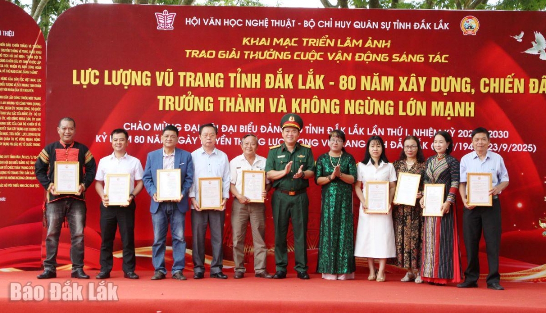Ban tổ chức trao chứng nhận của BTC vì đã có tác phẩm xuất sắc, tốt tham gia cuộc vận động sáng tác. 