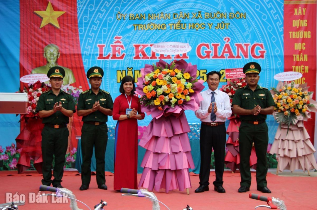 Đại diện các Đồn Biên phòng đóng quân trên địa bàn tặng hoa chúc mừng nhà trường nhân dịp khai giảng.