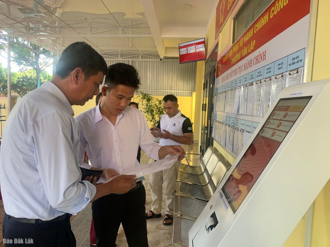 Phường Tân Lập tích cực hỗ trợ, tạo thuận lợi cho người dân thực hiện các thủ tục hành chính.