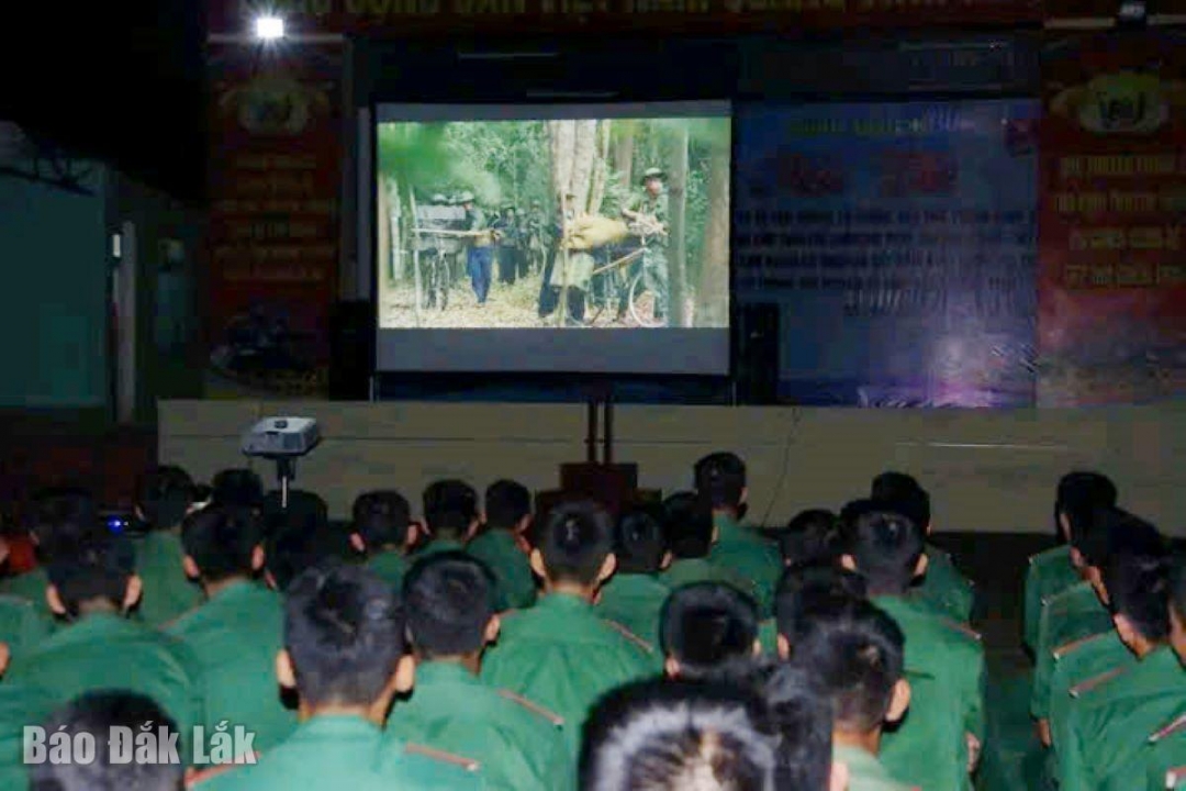 Cán bộ, chiến sĩ Tiểu đoàn 85 (Trung đoàn 888) theo dõi phim qua màn ảnh rộng.