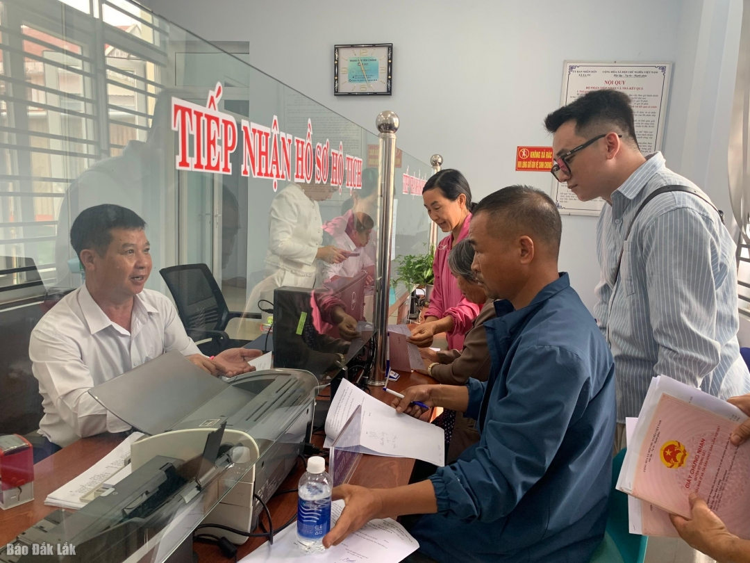 Người dân phường Tân An được hướng dẫn thục hiện các thủ tục hành chính về đất đai.