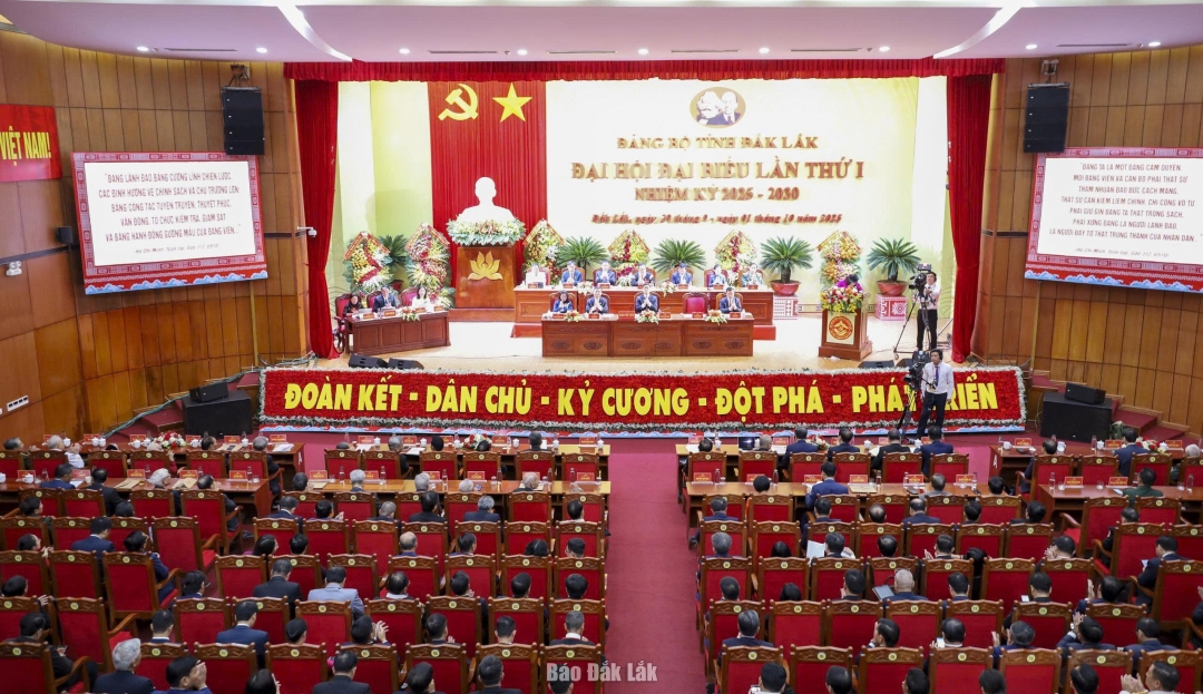 Toàn cảnh khai mạc Đại hội đại biểu Đảng bộ tỉnh Đắk Lắk lần thứ I. Ảnh: Ngọc Thắng