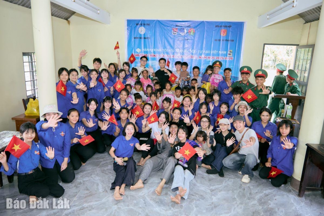 Không chỉ tặng quà, chương trình Cùng em đến trường còn là dịp để Đại đội Kho vũ khí – Đạn và đơn vị cơ sở, nhân dân trên địa bàn thêm gắn kết, 