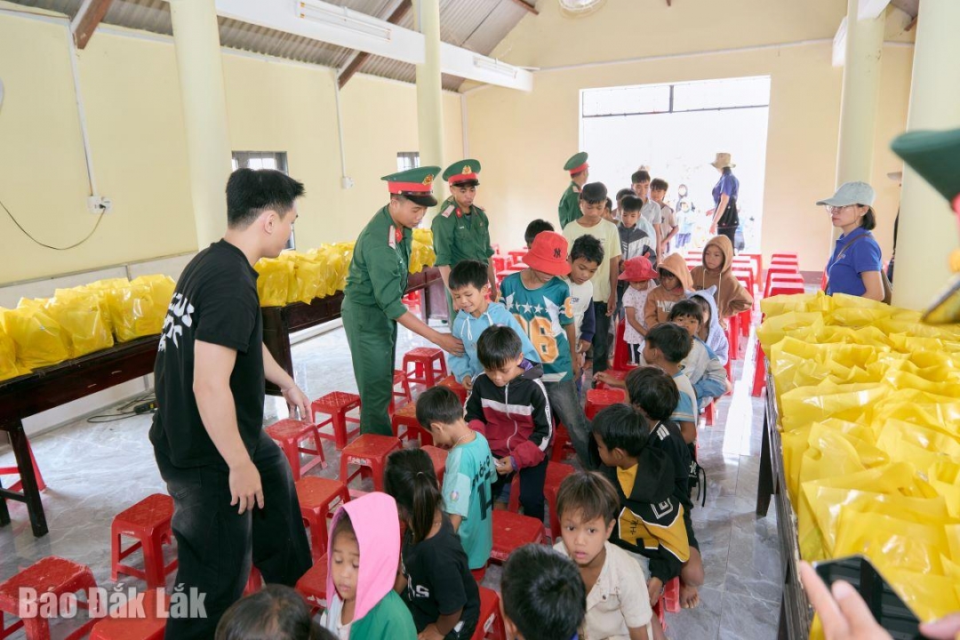 Đại đội Kho vũ khí – Đạn (Phòng Hậu cần - Kỹ thuật) phối hợp tổ chức chương trình Cùng em đến trường nhằm tặng quà trẻ em có hoàn cảnh khó khăn trên địa bàn đóng quân.