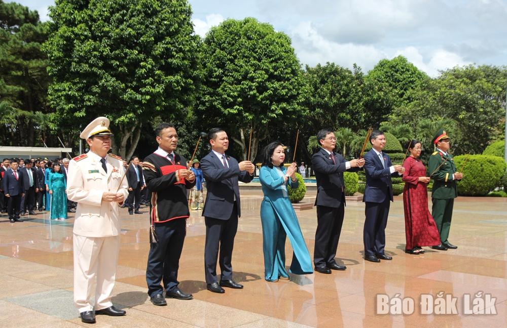 Các đồng chí lãnh đạo tỉnh dâng hương tại Nghĩa trang Liệt sĩ tỉnh. 