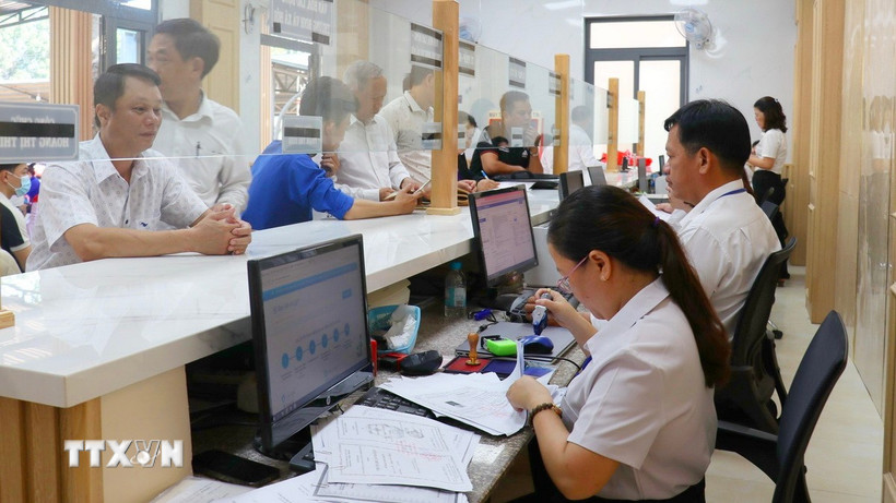 Người dân đến giải quyết thủ tục hành chính tại Trung tâm Phục vụ Hành chính công phường Đồng Xoài, tỉnh Đồng Nai. (Ảnh: Nhật Bình/ TTXVN.)