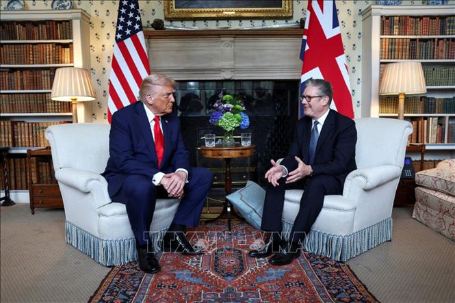 Thủ tướng Anh Keir Starmer (trái) trong cuộc gặp Tổng thống Mỹ Donald Trump tại Chequers (Anh) ngày 18/9/2025. Ảnh: REUTERS/TTXVN