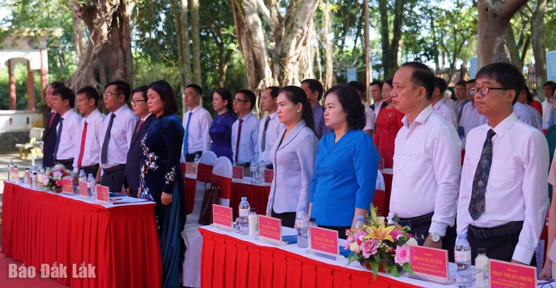 Các đại biểu làm lễ chào cờ tại buổi lễ.