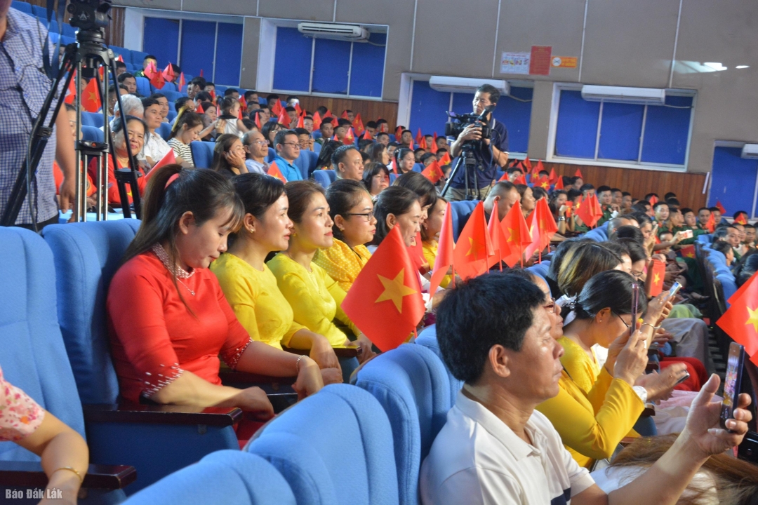Đông đảo khán giả đến tham dự chương trình nghệ thuật đặc biệt.