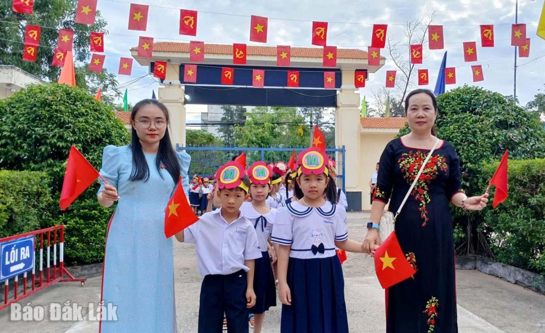 Trường tiểu học Lạc Long Quân (phường Tuy Hòa) tổ chức lễ đón học sinh khối lớp 1 vào trường tại lễ khai giảng năm học 2025-2026. Ảnh: Trung Hiếu 