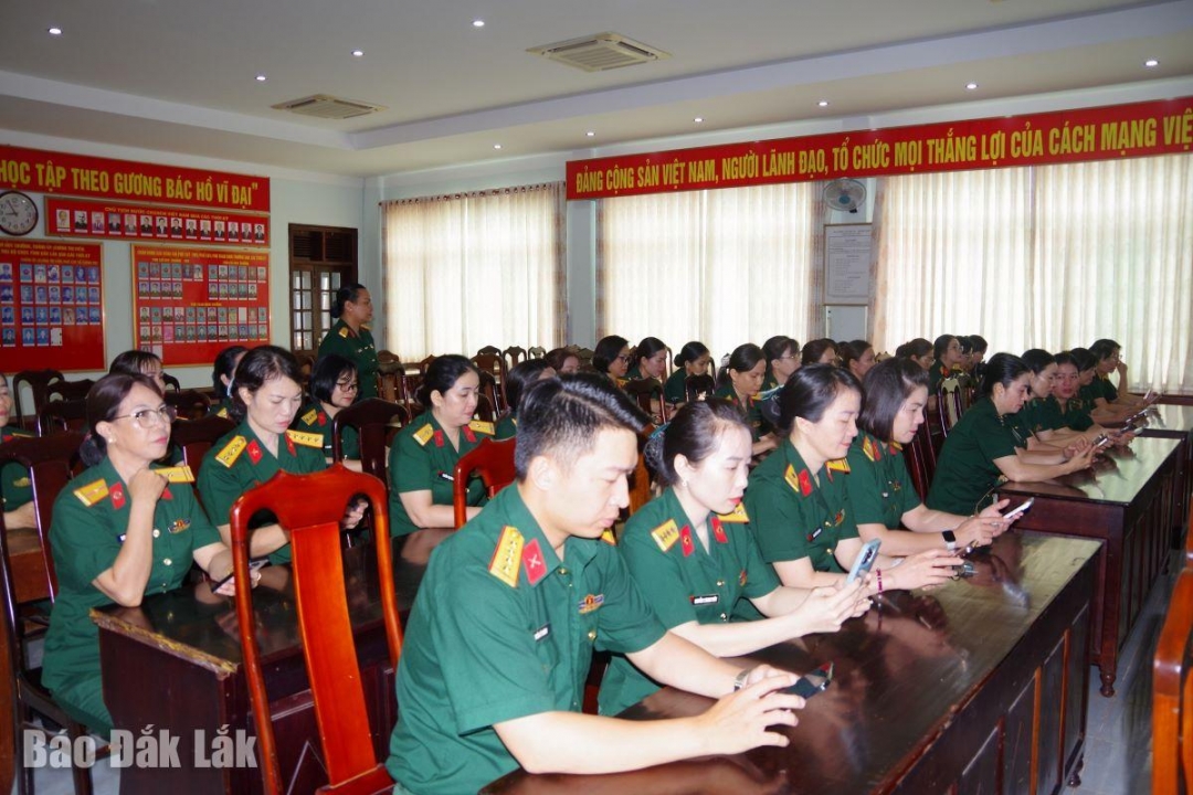 Cán bộ, hội viên phụ nữ LLVT tỉnh tham gia học tập kiến thức chuyển đổi số và cách sử dụng phần mềm QiMe.
