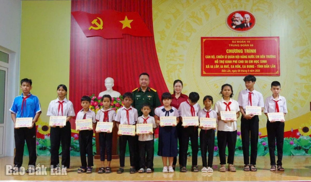Trao kinh phí hỗ trợ các em trong dự án Cán bộ, chiến sĩ quân đội nâng bước em tới trường.
