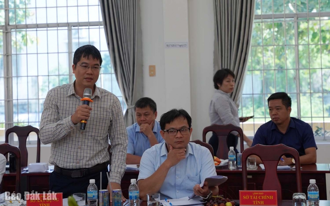 Đại diện Sở Xây dựng giải đáp một số vướng mắc của địa phương liên quan do đơn vị phụ trách. 