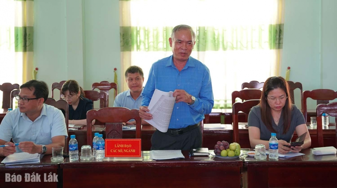 Đại diện Sở Xây dựng giải đáp những vấn đề địa phương nêu ra.