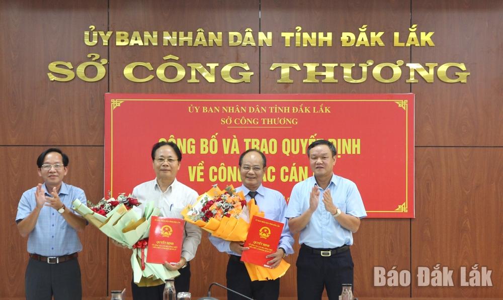 Phó Chủ tịch UBND tỉnh Đào Mỹ và Phó Trưởng Ban Tổ chức Tỉnh ủy Lưu Vĩnh Hưng trao quyết định nghỉ hưu cho hai đồng chí nghỉ hưu. 