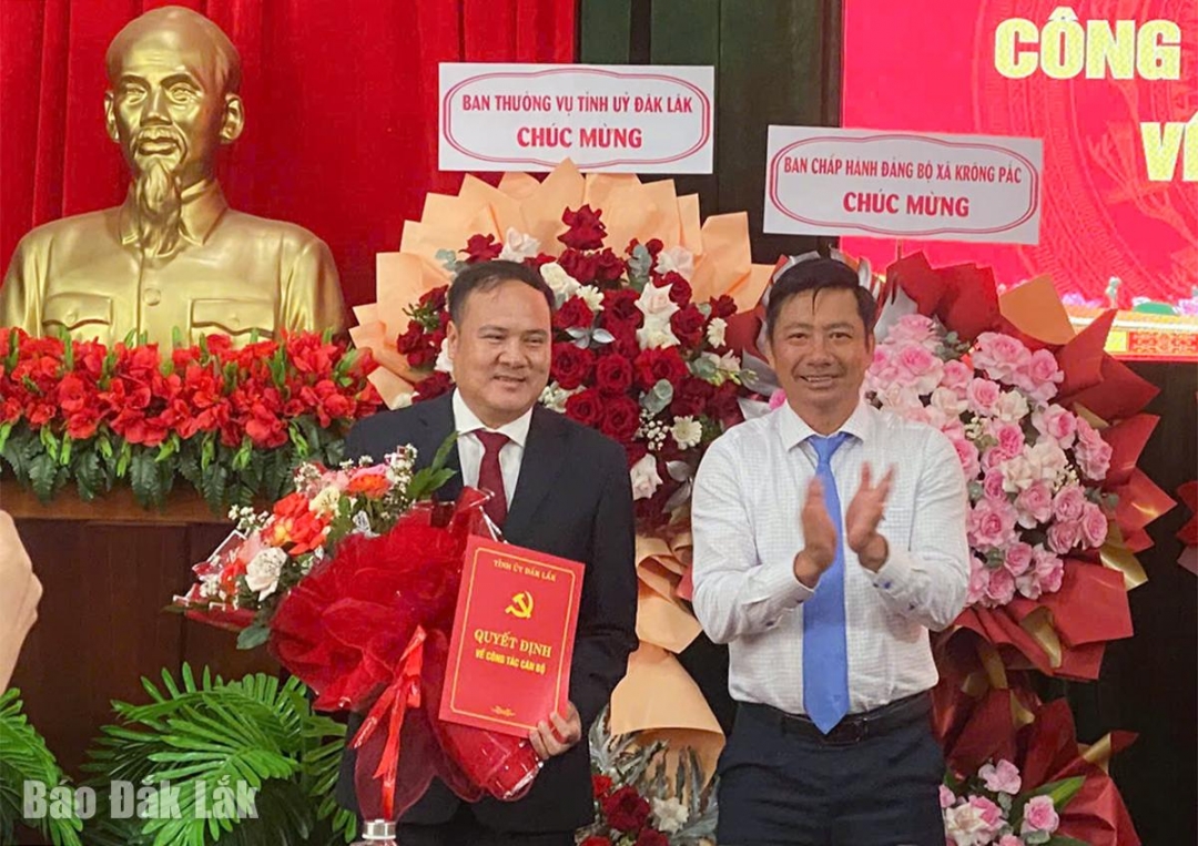 đồng chí Nguyễn Thượng Hải - Ủy viên Ban thường vụ, Trưởng Ban Tổ chức Tỉnh ủy đã trao quyết định, tặng hoa chúc mừng cho đồng chí Phạm Văn Lập.