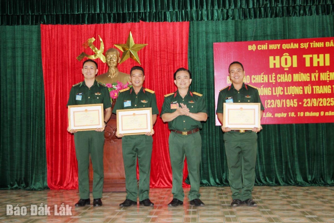 Đại tá Phan Thanh Tâm trao giải cho các đội thi đạt kết quả Nhất, Nhì, Ba.